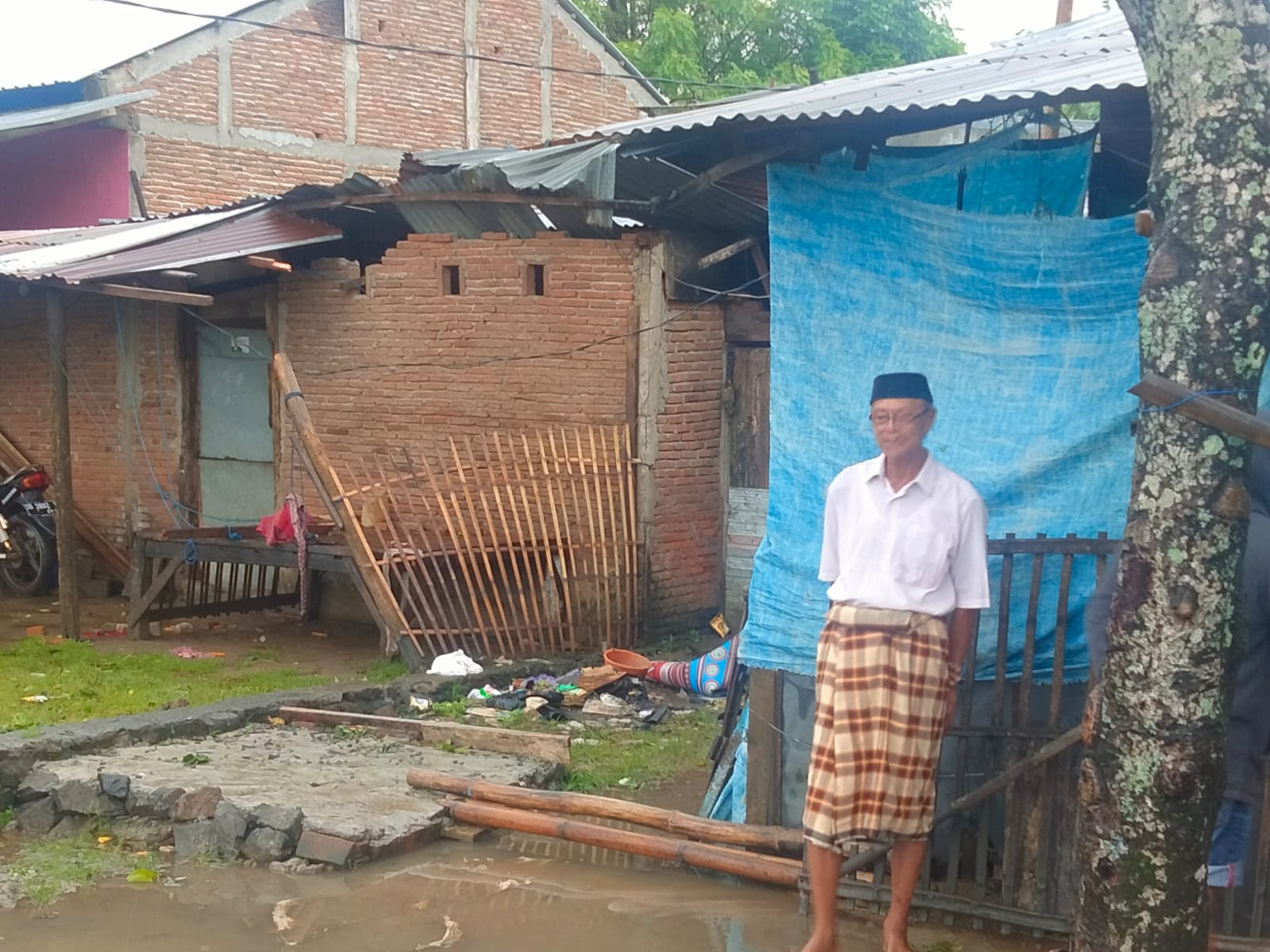 Peduli Terhadap Warganya Camat Mappakasunggu Didampingi Lurah Takalar