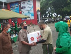 Danrem 141 Toddopuli Bagikan Paket Sembako Ke Warakawuri.