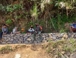 Serda Asri Medde Babinsa Koramil 1405-08/Tanete Riaja Bantu Warga Pembuatan Talud