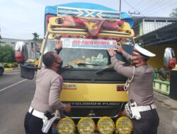 Patuhi Protapkes, Satlantas Polres Soppeng, Lakukan Pemasangan Stiker Ayo Pakai Masker