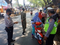 Personil Gabungan TNI-POLRI dan Sat Pol PP BKO Kecamatan Biringkanaya Melakukan Edukasi Prokes