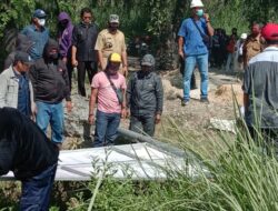 Bersama Tim Gabungan, PT Mamuang Lakukan Pembongkaran Plang Baliho Ormas KIN