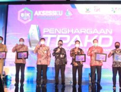 Plt. Bupati Barru Terima Penghargaan dari OJK atas Terbentuknya Tim Percepatan Akses Keuangan Daerah