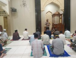Tingkatkan Iman, Bhabinkamtibmas Polres Gowa Lakukan Shalat Bersama Warga Binaannya