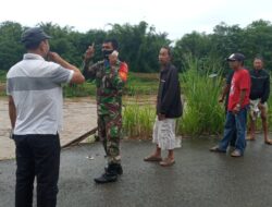 Air Sungai Barabai Meningkat, Babinsa Kodim Barabai Ingatkan Warga Untuk Waspada