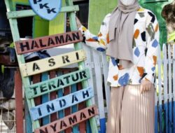 Fatmawati Rusdi Berkunjung ke Masyarakat di Biringkanaya dan Tertarik Berfoto dengan Latar Tulisan “Hatinya PKK”