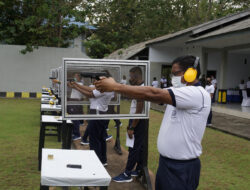 Asah Akurasi, Perwira Lantamal VI Makassar Latihan Menembak Pistol