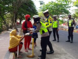 Mengakhiri Ops Zebra 2020, Satlamtas Polres Jeneponto, Bagi Nasi Terhadap Tubek dan Tukang Sapu