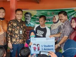 Legislator PPP Muh. Aras Serahkan Bantuan Beasiswa Kepada Pelajar di Barru