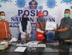 Bukti Kepedulian, PLN Rayon Barru Serahkan 250 Masker ke Satgas Penanganan C-19