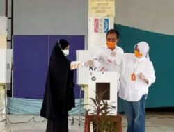 Cawalkot Makassar Danny Pomanto Nyoblos di TPS Bersama Istri-Anaknya