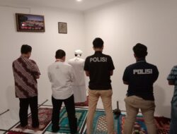 Polisi Ajak Rizieq Tunaikan Salat Maghrib Berjamaah