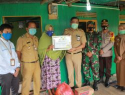 Serahkan Sambungan Listrik Baru untuk Warga Kurang Mampu, Sekda Barru : Listrik Akses Ekonomi