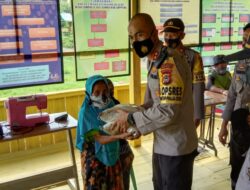 Peduli Warga Kurang Mampu, Kapolres Soppeng Turunkan Bantuan Sosial Beras Polri 