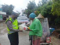 Jumat Berkah, Satlantas Takalar Berbagi Kepada Tukang Becak