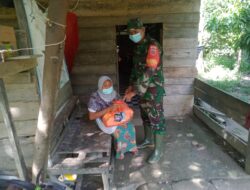 Perjuangan Babinsa Lasusua Menebus Banjir Salurkan Bantuan Sembako Pangdam Hasanuddin