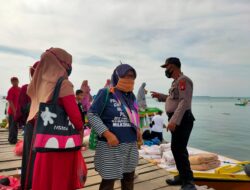 Jelang Natal Dan Tahun Baru, Kapolsek Pulau Sembilan Periksa Barang-barang Penumpang Kapal Yang Masuk Ke Pelabuhan Kambuno