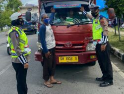 Satlantas Polres Barru Rutin Memasang Stiker Pada Kendaraan yang Melintas