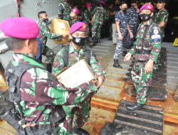 TNI AL Lantamal VI Gunakan Kapal Perang KRI Teluk Ende–517 Bawa Ratusan Ton Bantuan Logistik Ke Mamuju