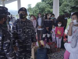 Danlantamal VI Kunjungi Posko Penampungan Pengungsian Korban Bencana Gempa Di Mamuju Sulbar