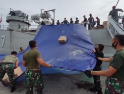 Dua Kapal Perang TNI AL Angkut Bantuan Sandar Di Dermaga Lanal Mamuju