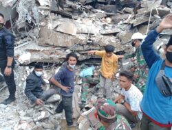 Prajurit TNI AL Selamatkan 2 Security yang Terjepit 12 Jam Di Bawah Reruntuhan Gedung