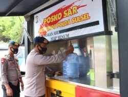 Tak Hanya Melakukan Pencarian Korban, Brimob Batalyon A Pelopor juga Salurkan Air Minum Untuk Pengungsi