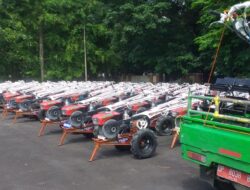 Bupati Barru Ir.H. Suardi Saleh M.Si Serahkan 100 Unit Hand Traktor