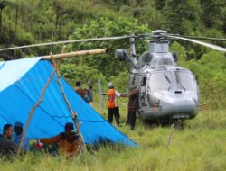 Aksi Heroik Helikopter TNI AL Distribusi Bantuan Di Desa Terisolir Sempat Bermalam Terjebak Kabut