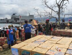 Penyaluran Bantuan Di Posko TNI AL, Diserbu Perahu Nelayan Di Pantai Lanal Mamuju