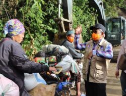 Usai Sambangi Pengungsi di Polman, Gubernur ABM Lanjutkan Perjalanan untuk Melihat Para Korban Gempa di Desa Kabiraan