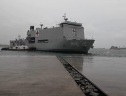 Usai Jalankan Misi Kemanusiaan di SulBar, Kapal TNI AL Penyandang Predikat RS Terapung KRI SHS-990 Sandar di Makassar