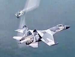 Dua Pesawat Tempur Terbang Rendah Di Atas Kapal Perang TNI AL KRI Badau-841 Di ALKI II