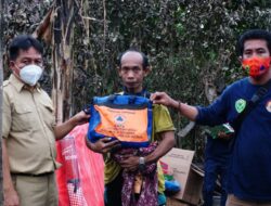 Pemkab Barru Melalui BPBD Bergerak Cepat Serahkan Bantuan untuk Korban Kebakaran