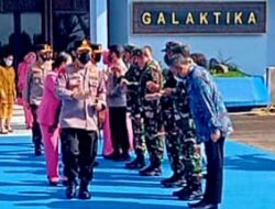 Danlantamal VI Makassar Hadiri Pengantaran Kapolri di Apron Galaktika Lanud Sultan Hasanuddin 