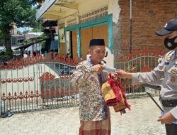 Bhabinkamtibmas Polsek Sajoanging Bagikan Masker Gratis Untuk Warga Binaan Yang Hendak Kemesjid