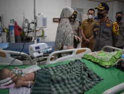 Kapolres Barru Didampingi Kasat Binmas Kunjungi Bayi Penderita hidrosefalus di Ruang ICU