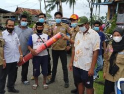 Kadis Sosial Kab Barru Turun Langsung Serhakan Bantuan ke Korban Angin Kencang
