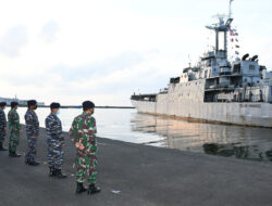 Danlantamal VI Pimpin Jajar Kehormatan Pelepasan KRI Teluk Manado-537 Bawa Pasukan TNI AD Ke Perbatasan Timor Leste