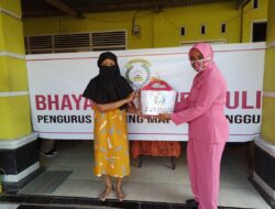 Peduli Sesama Bhayangkari Ranting Mappakasunggu Berikan Sembako Kepada Warakawuri Secara Door To Door