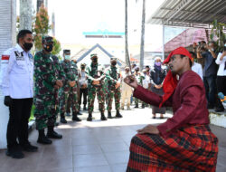 Kunjungan Ke Takalar, Danlantamal VI Disambut Tari Anggaru Dengan Pria Berbaju Adat Badik Terhunus