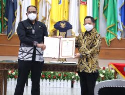 Mendagri Serahkan Penghargaan Satyalancana Wira Karya kepada Anggota V BPK RI Bahrullah Akbar