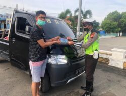 Sat Lantas Polres Wajo Bagikan Stiker “Ayo Pakai Masker Pada Kendaraan Umum