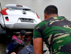 Hanya Butuh Waktu 30 Menit, Marinir Di Makassar Berhasil Angkat Mobil Warga Yang Tenggelam Karena Banjir