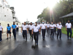 Danlantamal VI Bersama Personelnya Olahraga Jalan Santai