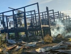 Saoraja Kerajaan Bone” Bola Soba” Terbakar, Bupati Bone H.A.Fahsar M Padjalangi Meneteskan Air Mata
