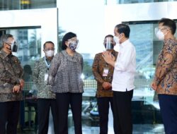 Presiden Jokowi Tinjau Vaksinasi Massal bagi Petugas Publik di Sektor Perbankan dan Pasar Modal