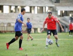 Wali Kota Danny Ikut Laga Sepak Bola Friendly Match Antara Tim Pemkot Lawan Legenda PSM