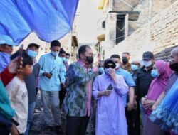 Wali Kota Danny Bersama Ketua TP PKK Makassar Salurkan Bantuan Korban Kebakaran di Jl. Bontoduri VII