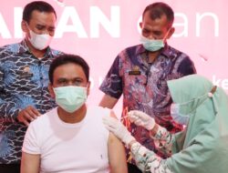 Sempat Tertunda, Bupati Barru Laksanakan Vaksin Sinovac Tahap Pertama di Puskesmas Padongko   